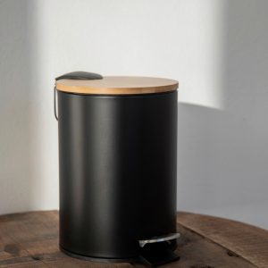Cos de gunoi cu pedala Wenko Tortona 3 L inox bambus polipropilena negru natur 17 x 21 x 23.5 cm easy-close - imagine 3