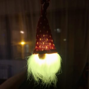 Decoratiune luminoasa Gnome cu sapca maro 6x6x20 cm din poliester Lumineo - imagine 6