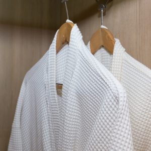 Halat de baie alb pentru SPA Hotel Line Bedora, marime universala, 100% bumbac, 220 gr/mp, absorbtie excelenta - imagine 3