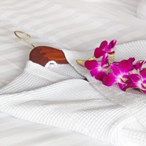 Halat de baie alb pentru SPA Hotel Line Bedora, marime universala, 100% bumbac, 220 gr/mp, absorbtie excelenta - imagine 1